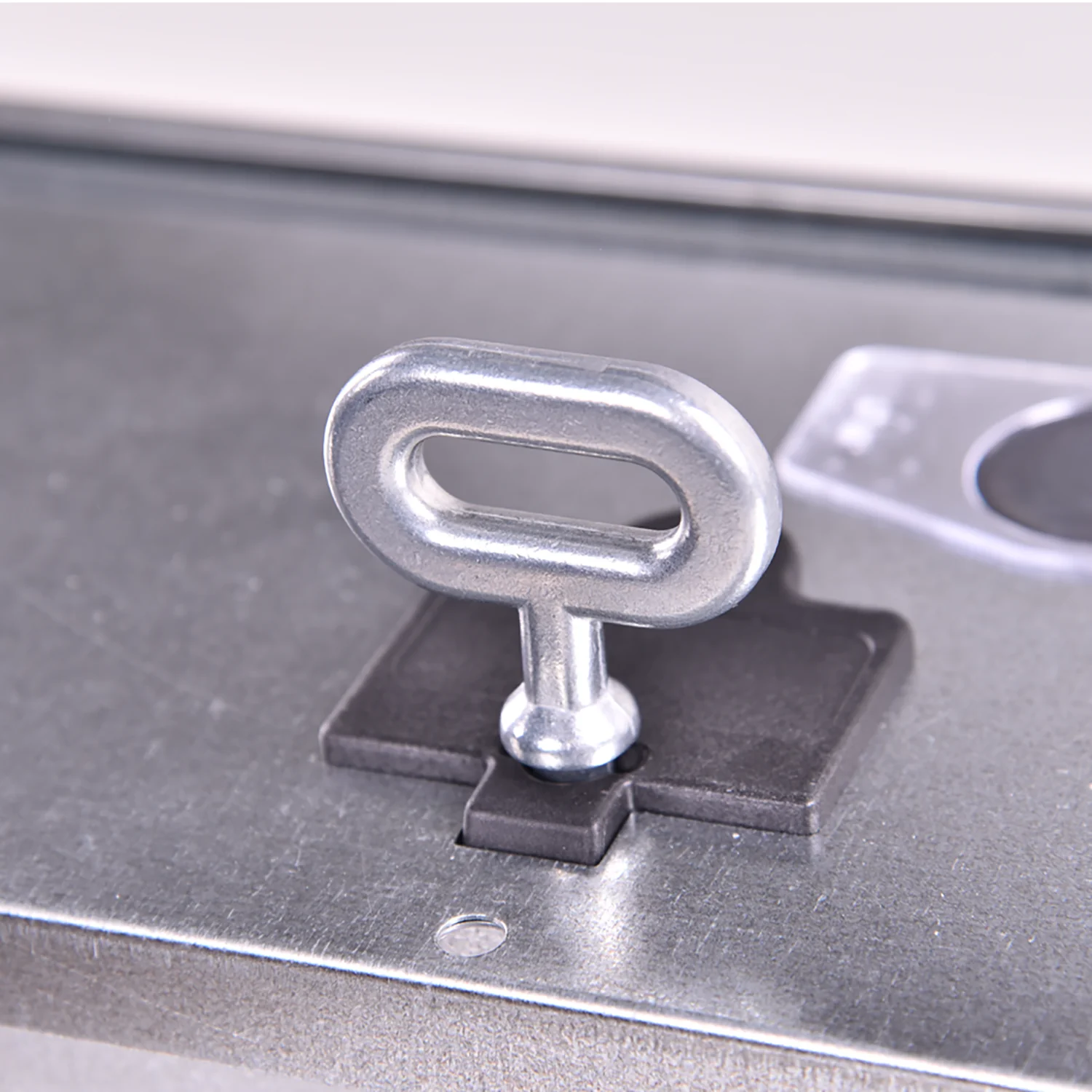 Metal key for metal feeding box - Image 3